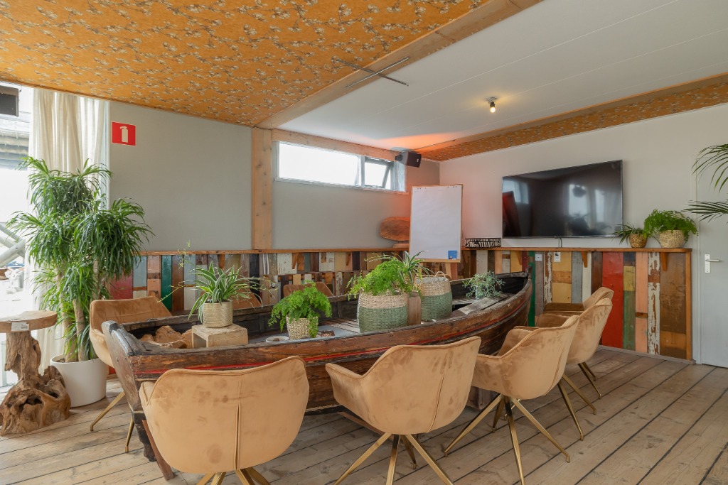 Vergaderen in een vergaderzaal met stoelen en beamer tv knus uniek inspirerende vergaderruimte Noordwijk